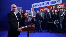 Владимир Путин во время посещения своего предвыборного штаба Владимир Путин во время посещения своего предвыборного штаба