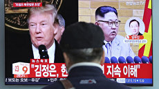Портреты Дональда Трампа и Ким Чен Ына на экране телевизора в Сеуле, Южная Корея. Архивное фото Портреты Дональда Трампа и Ким Чен Ына на экране телевизора в Сеуле, Южная Корея. Архивное фото