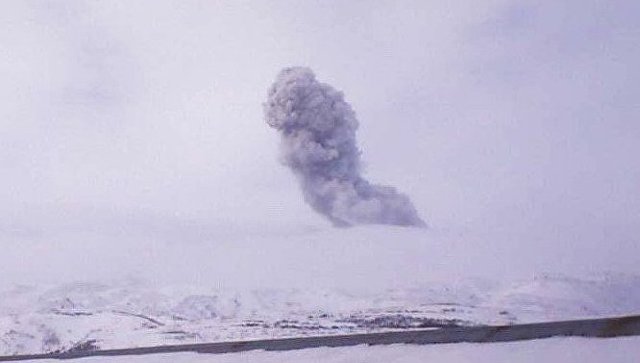 Выброс пепла на вулкане Эбеко. Архив