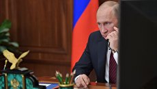 Президент РФ Владимир Путин во время телефонного разговора. Архивное фото Президент РФ Владимир Путин во время телефонного разговора. Архивное фото