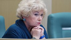 Член комитета Совета Федерации РФ по конституционному законодательству и государственному строительству Людмила Нарусова на заседании Совета Федерации РФ. 21 марта 2018 Член комитета Совета Федерации РФ по конституционному законодательству и государственному строительству Людмила Нарусова на заседании Совета Федерации РФ. 21 марта 2018