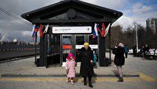 Пассажиры у станции метро «Селигерская» Люблинско-Дмитровской линии Московского метрополитена Пассажиры у станции метро «Селигерская» Люблинско-Дмитровской линии Московского метрополитена