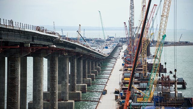 Строительство Крымского моста через Керченский пролив. Архивное фото