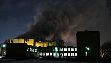 Сотрудники пожарной охраны МЧС борются с пожаром в торговом центре «Зимняя вишня» в Кемерово. 25 марта 2018 Сотрудники пожарной охраны МЧС борются с пожаром в торговом центре «Зимняя вишня» в Кемерово. 25 марта 2018