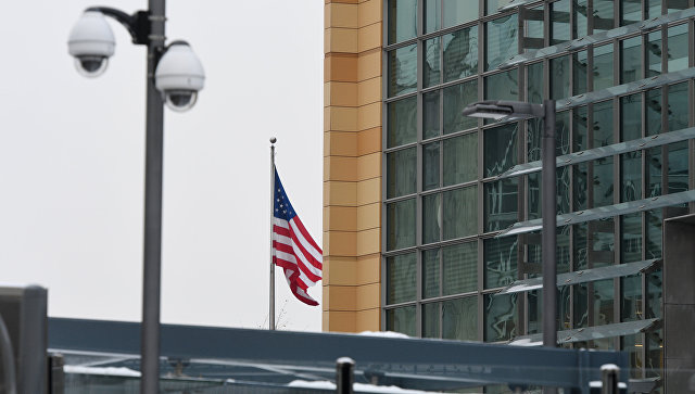 Государственный флаг на здании посольства США в Москве. Архивное фото