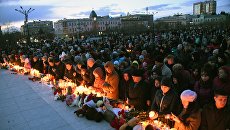 Участники акции на площади Ленина в Чите зажигают свечи в память о погибших при пожаре в торговом центре Зимняя вишня в Кемерово Участники акции на площади Ленина в Чите зажигают свечи в память о погибших при пожаре в торговом центре Зимняя вишня в Кемерово