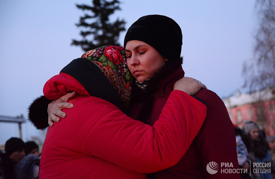 Участницы митинга в Барнауле памяти погибших при пожаре в торговом центре Зимняя вишня в Кемерово