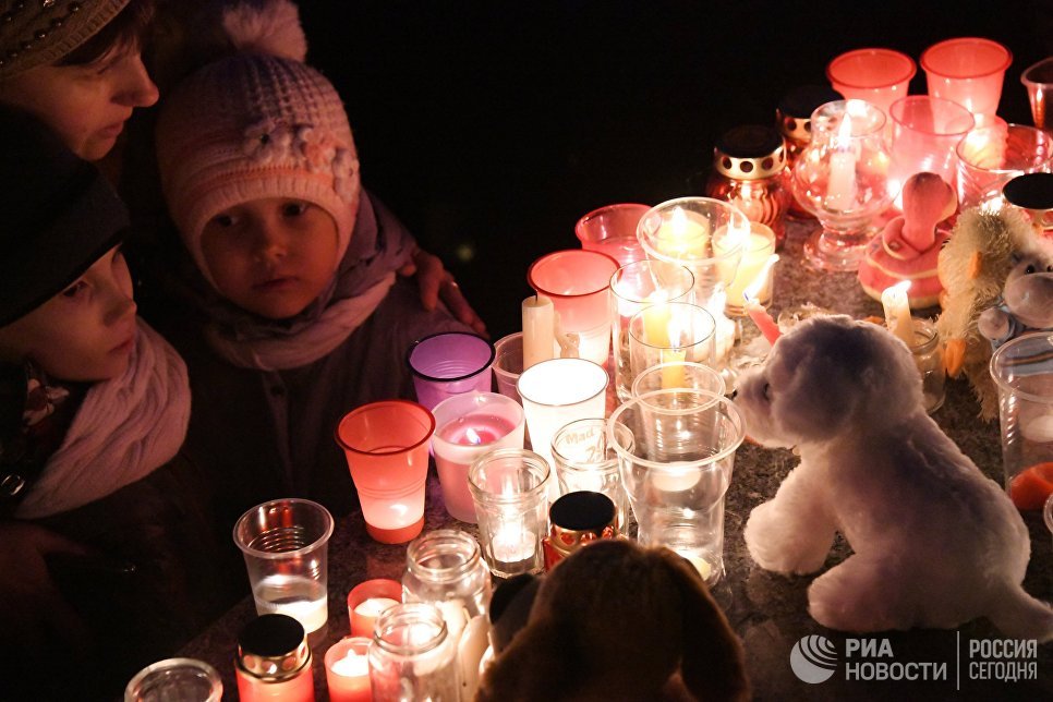 Участники акции на площади Ленина в Чите зажигают свечи в память о погибших при пожаре в торговом центре Зимняя вишня в Кемерово