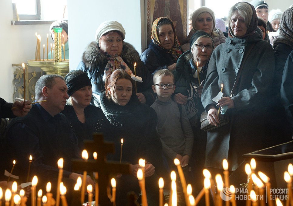 Горожане на панихиде в память о жертвах пожара в торгово-развлекательном центре «Зимняя вишня» в храме Святой Троицы в Кемерово