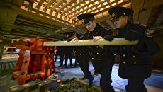 Курсанты во время экскурсии на строительстве копии линейного корабля Полтава на верфи в Санкт-Петербурге. Оригинальный корабль Полтава был построен при непосредственном участии Петра I в 1712 году Курсанты во время экскурсии на строительстве копии линейного корабля Полтава на верфи в Санкт-Петербурге. Оригинальный корабль Полтава был построен при непосредственном участии Петра I в 1712 году