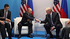 Владимир Путин и Дональд Трамп во время встречи. Архивное фото Владимир Путин и Дональд Трамп во время встречи. Архивное фото