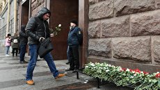 Участник акции Тысяча белых роз, посвящённой годовщине террористического акта в Санкт-Петербургском метрополитене. 3 апреля 2017 Участник акции Тысяча белых роз, посвящённой годовщине террористического акта в Санкт-Петербургском метрополитене. 3 апреля 2017
