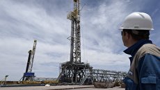 Буровые установки на месторождении сланцевой нефти. Архивное фото Буровые установки на месторождении сланцевой нефти. Архивное фото