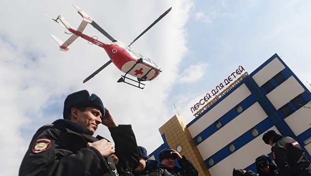 Вертолет Центра экстренной медицинской помощи приземляется у детского торгового центра Персей в Москве, где произошло возгорание