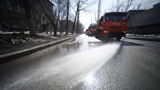 Спецтехника поливает дорогу в Юго-Восточном административном округе города Москвы Спецтехника поливает дорогу в Юго-Восточном административном округе города Москвы