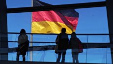 Флаг Германии на здании Рейхстага. Архивное фото Флаг Германии на здании Рейхстага. Архивное фото