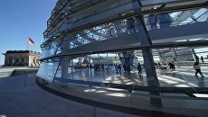 Современный стеклянный купол реконструированного здания Рейхстага в Берлине. Архивное фото Современный стеклянный купол реконструированного здания Рейхстага в Берлине. Архивное фото