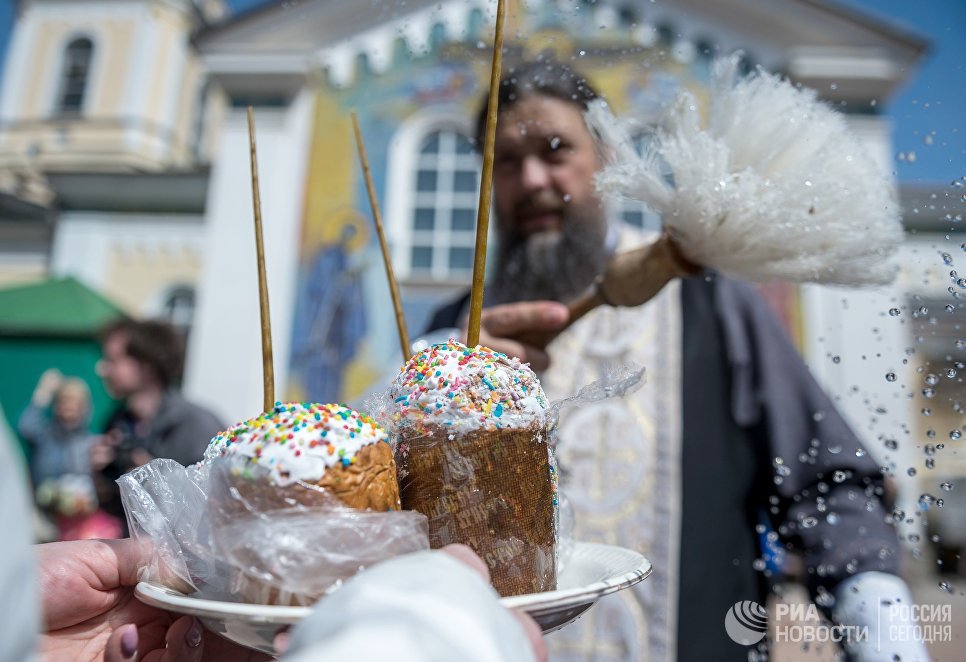 Верующие освящают пасхальные куличи и яйца в Великую субботу в Свято-Троицком соборе в Симферополе