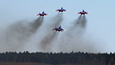Многоцелевые истребители Су-30СМ пилотажной группы Русские Витязи над аэродромом Кубинка во время репетиции воздушной части парада Победы. Архивное фото Многоцелевые истребители Су-30СМ пилотажной группы Русские Витязи над аэродромом Кубинка во время репетиции воздушной части парада Победы. Архивное фото