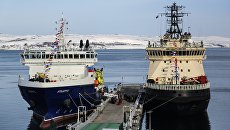 Судно тылового обеспечения Эльбрус (слева) проекта 23120 на пирсе главной базы Северного флота РФ в Североморске. 9 апреля 2018 Судно тылового обеспечения Эльбрус (слева) проекта 23120 на пирсе главной базы Северного флота РФ в Североморске. 9 апреля 2018