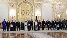 Чрезвычайные и полномочные послы иностранных государств перед началом церемонии вручения президенту РФ верительных грамот послов иностранных государств. 11 апреля 2018 Чрезвычайные и полномочные послы иностранных государств перед началом церемонии вручения президенту РФ верительных грамот послов иностранных государств. 11 апреля 2018