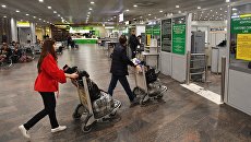 Пассажиры в зоне отлета аэропорта Шереметьево, откуда совершит первый рейс самолет компании Аэрофлот из Москвы в Каир. 11 апреля 2018 Пассажиры в зоне отлета аэропорта Шереметьево, откуда совершит первый рейс самолет компании Аэрофлот из Москвы в Каир. 11 апреля 2018