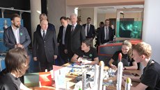 Президент РФ Владимир Путин во время посещения детского техноцентра в центре Космонавтика и авиация на ВДНХ. 12 апреля 2018 Президент РФ Владимир Путин во время посещения детского техноцентра в центре Космонавтика и авиация на ВДНХ. 12 апреля 2018