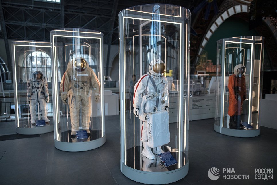 Образцы космических скафандров в павильоне Космос центра Космонавтика и авиация на ВДНХ. Образцы космических скафандров в павильоне Космос центра Космонавтика и авиация на ВДНХ.