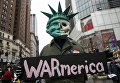 Участник акции протеста против ударов по Сирии в Нью-Йорке Участник акции протеста против ударов по Сирии в Нью-Йорке