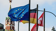 Флаги европейских государств и Евросоюза на фоне Кремля. Архивное фото Флаги европейских государств и Евросоюза на фоне Кремля. Архивное фото