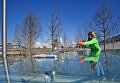 Участники городского субботника в парке Зарядье в Москве Участники городского субботника в парке Зарядье в Москве