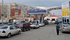 Очередь на одной из автозаправок Симферополя Очередь на одной из автозаправок Симферополя