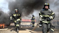 Пожарные расчеты. Архивное фото Пожарные расчеты. Архивное фото