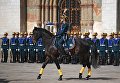 Военнослужащие Президентского полка во время церемонии развода пеших и конных караулов на Соборной площади Московского Кремля Военнослужащие Президентского полка во время церемонии развода пеших и конных караулов на Соборной площади Московского Кремля