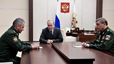 Президент РФ Владимир Путин во время встречи с министром обороны РФ Сергеем Шойгу и начальником Генштаба Валерием Герасимовым. 20 апреля 2018 Президент РФ Владимир Путин во время встречи с министром обороны РФ Сергеем Шойгу и начальником Генштаба Валерием Герасимовым. 20 апреля 2018