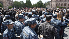 Полицейские на площади Республики в Ереване, где происходят акции протеста участников акций оппозиции. Архивное фото Полицейские на площади Республики в Ереване, где происходят акции протеста участников акций оппозиции. Архивное фото