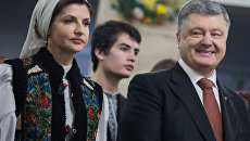 Президент Украины Петр Порошенко с супругой Мариной Порошенко во время праздничного богослужения в Киеве. Архивное фото Президент Украины Петр Порошенко с супругой Мариной Порошенко во время праздничного богослужения в Киеве. Архивное фото