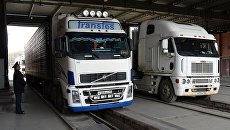 Большегрузные автомобили на многостороннем автомобильном пункте пропуска Пограничный в Приморском крае на российско-китайской границе. Архивное фото Большегрузные автомобили на многостороннем автомобильном пункте пропуска Пограничный в Приморском крае на российско-китайской границе. Архивное фото