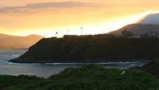 Поселок Южно-Курильск на острове Кунашир Большой Курильской гряды. Архивное фото Поселок Южно-Курильск на острове Кунашир Большой Курильской гряды. Архивное фото
