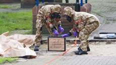 Очистка связанных с отравлением Сергея Скрипаля и его дочери мест в Солсбери. Архивное фото Очистка связанных с отравлением Сергея Скрипаля и его дочери мест в Солсбери. Архивное фото