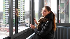 Девушка на лоджии новой квартиры Девушка на лоджии новой квартиры