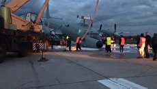Сотрудники аэропорта краном подняли с ВПП аварийно севший Ил-38 в Жуковском Сотрудники аэропорта краном подняли с ВПП аварийно севший Ил-38 в Жуковском