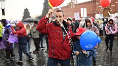 Участники первомайской демонстрации на Красной площади в Москве. 1 мая 2018 Участники первомайской демонстрации на Красной площади в Москве. 1 мая 2018