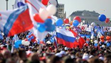 Участники первомайской демонстрации у Красной площади в Москве. 1 мая 2018 Участники первомайской демонстрации у Красной площади в Москве. 1 мая 2018