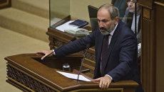Кандидат в премьер-министры Армении Никол Пашинян выступает на внеочередной сессии парламента в Ереване. 1 мая 2018 Кандидат в премьер-министры Армении Никол Пашинян выступает на внеочередной сессии парламента в Ереване. 1 мая 2018
