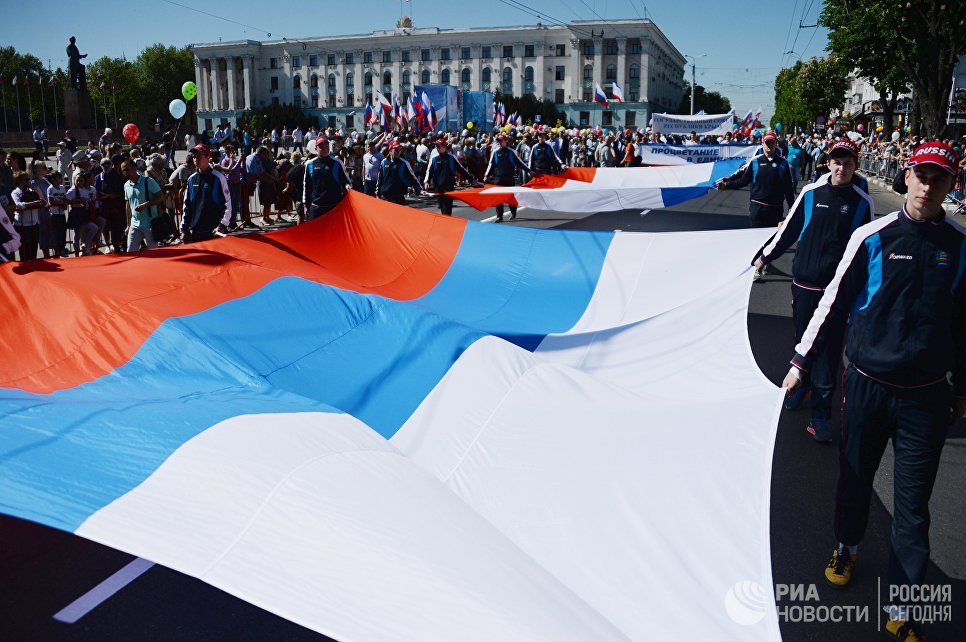Последние риа. Флаги на демонстрации. Шествие с длинным флагом России. Демонстрация с флагами России в Германии. Митинг флаги на удочках.
