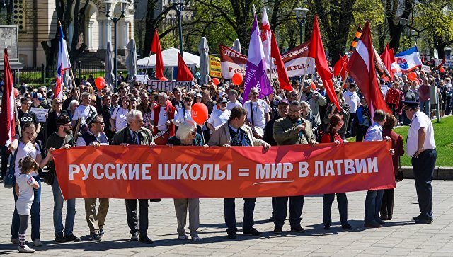 ÐемонÑÑÑаÑÐ¸Ñ ÑÑаба заÑиÑников ÑÑÑÑкиÑ
Ñкол в Риге. ÐÑÑ
ивное ÑоÑо