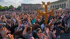 Сторонники лидера оппозиции в Армении Никола Пашиняна на митинге на площади Республики в Ереване Сторонники лидера оппозиции в Армении Никола Пашиняна на митинге на площади Республики в Ереване