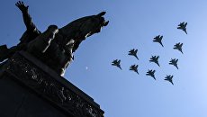 Строй из истребителей Су-30, Су-35 на репетиции воздушной части парада Победы в Москве. Архивное фото Строй из истребителей Су-30, Су-35 на репетиции воздушной части парада Победы в Москве. Архивное фото