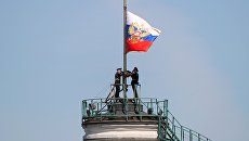 Штандарт президента РФ над куполом Сенатского дворца Московского Кремля. Архивное фото Штандарт президента РФ над куполом Сенатского дворца Московского Кремля. Архивное фото